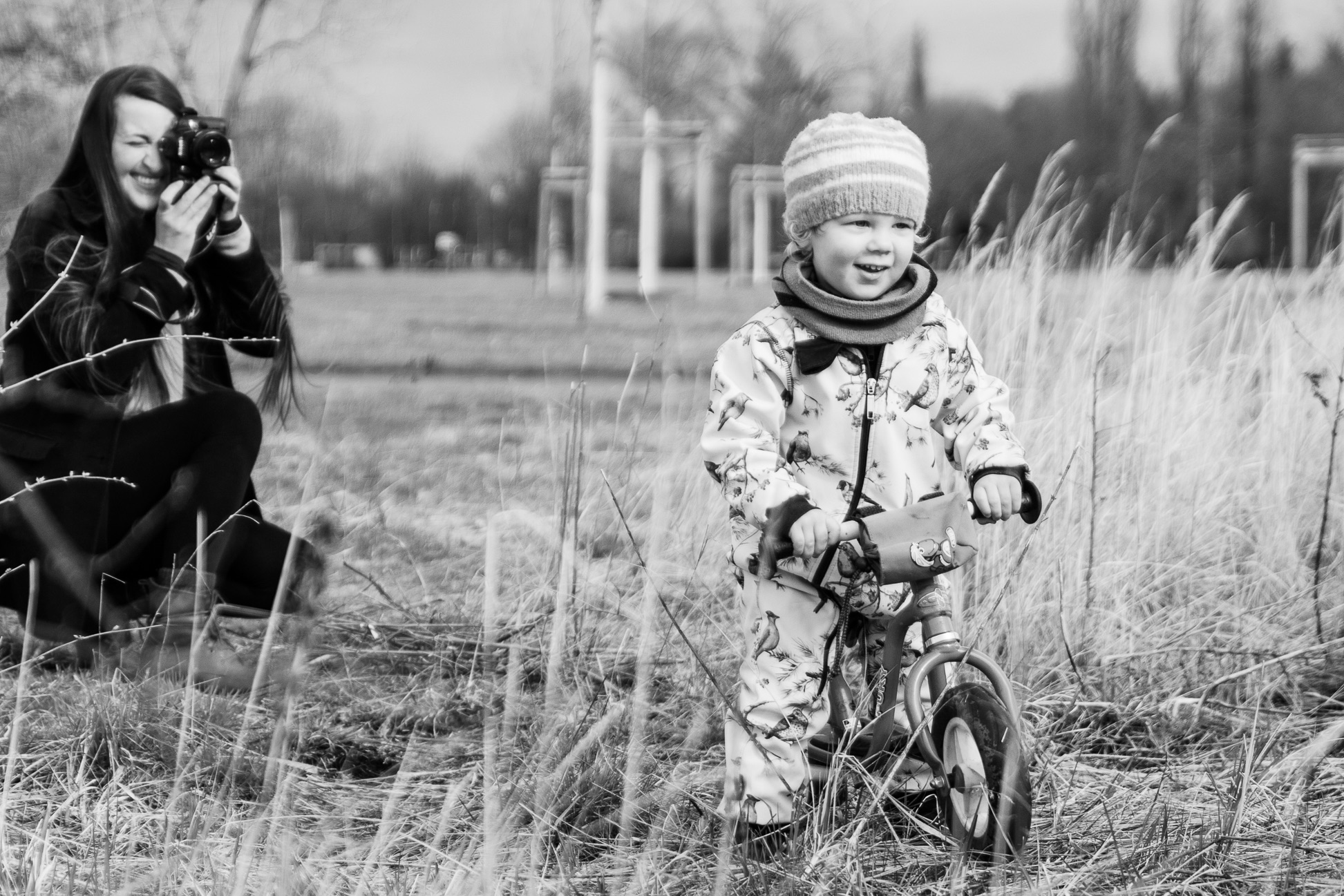 Fotografiemensch_Claudia-Drechsler_Über_Dokumentarische_Familienfotografie_Corinna_Radakovits_ClaudiaPortraitsSW-19